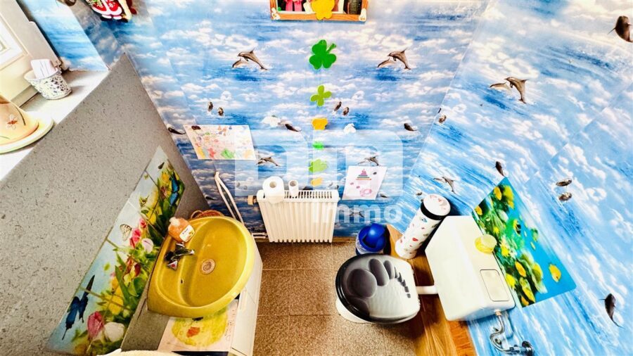Modernisiertes Zweifamilienhaus BJ mit Gewerbeanteil, Anbau und enormen Platzangebot - WE1 EG Gäste WC